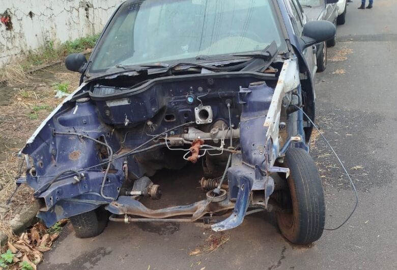 Homem é detido após ameaçar guardas e impedir retirada de veículos abandonados em São Carlos