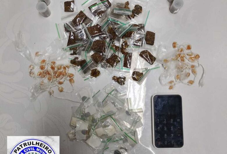 GCM de Ibaté apreende drogas em terreno baldio no Jardim Cruzado