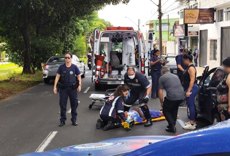 Motociclista fica ferido após atingir porta de carro