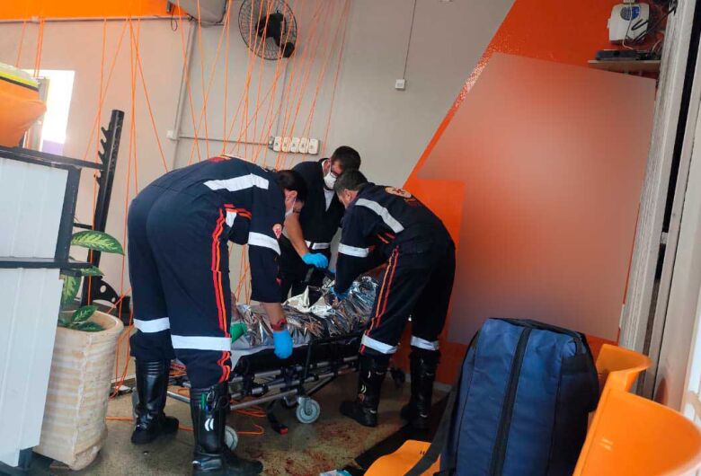 Homem de 54 anos é atacado com golpes de facão dentro de academia no bairro Jardim Hikare