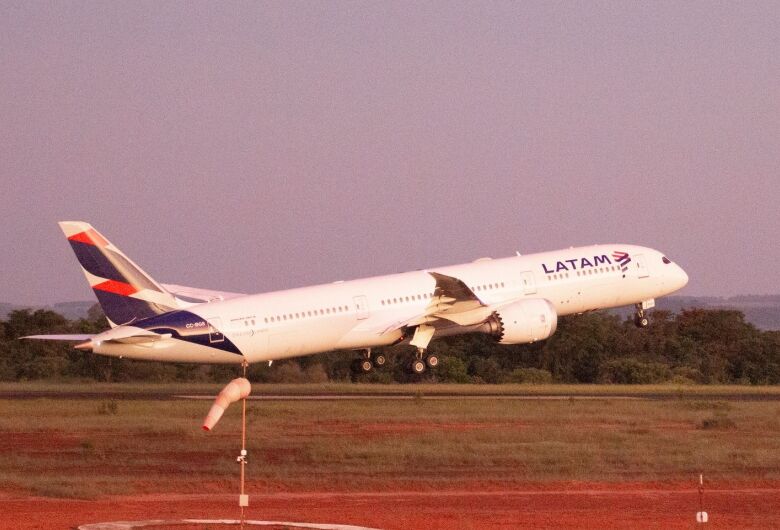 Boeing 787-9 levanta voo após manutenção na Latam em São Carlos