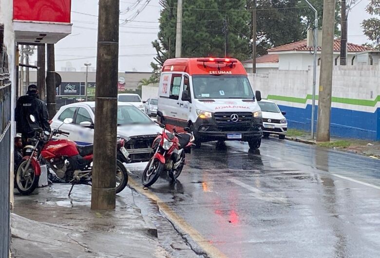 Motociclista fica ferido após colisão com carro na Vila Nery