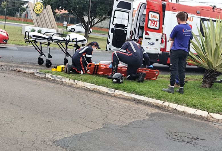 Colisão entre carro e moto de aplicativo deixa passageira ferida no Santa Felícia