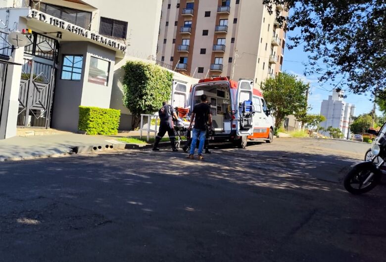 Queda de telhado deixa dois trabalhadores feridos em São Carlos