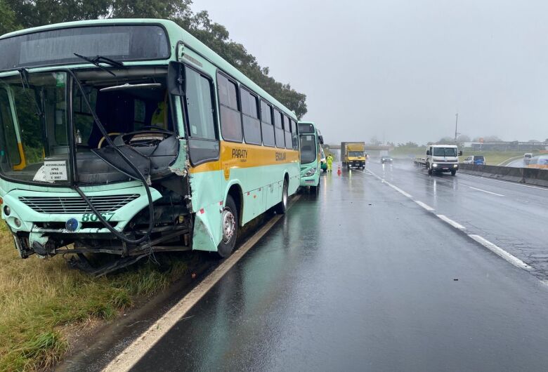 Colisão entre ônibus e caminhão é registrada na Washington Luís 