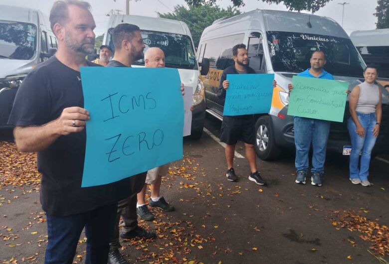 Motoristas de vans protestam contra alta do preço do diesel