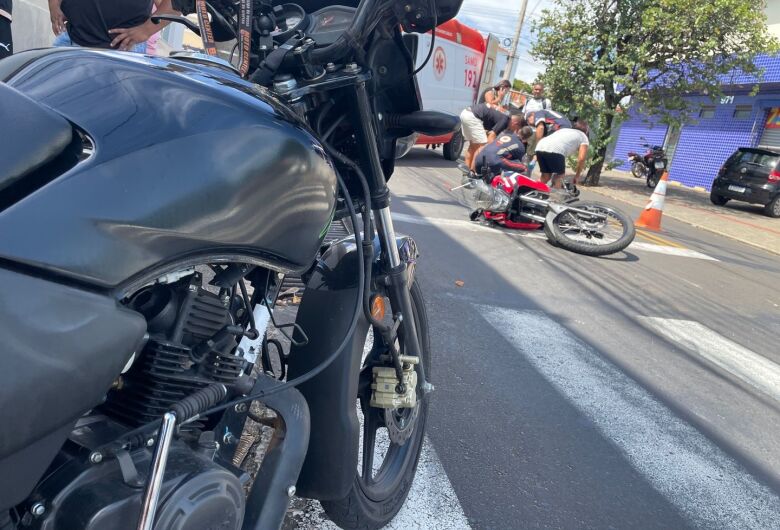Colisão entre motos deixa jovem ferido na Vila Prado