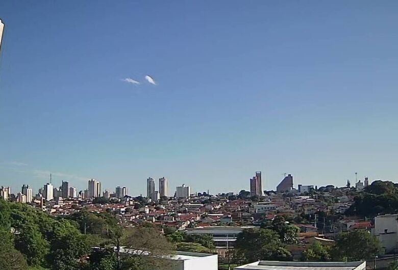 Semana começa com tempo firme, mas há previsão de pancadas de chuva nesta terça-feira 