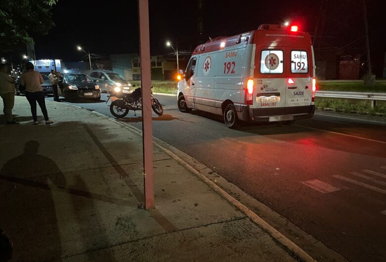 Mãe e filha ficam feridas após queda de moto causada por buraco na via