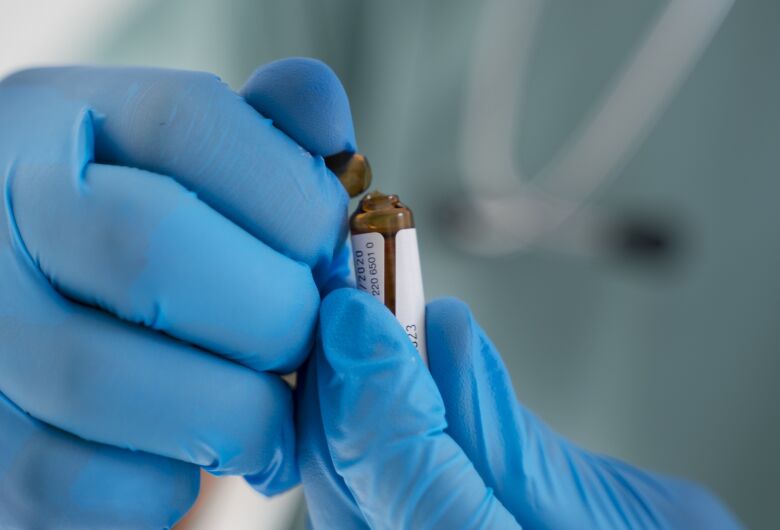 Chip de testosterona: implante hormonal usado por Zé Felipe requer orientação profissional, alerta especialista