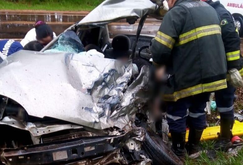 Duas pessoas morrem em grave acidente na SP-215 