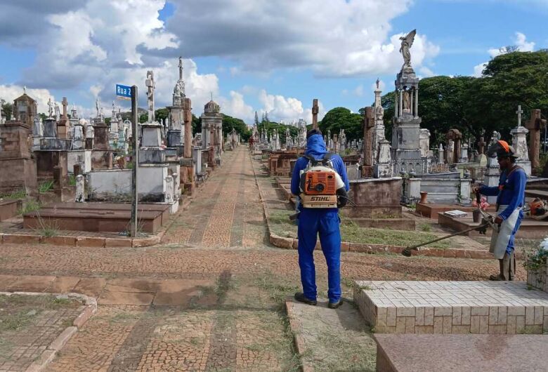 Cemitérios públicos recebem serviços de limpeza e manutenção em São Carlos