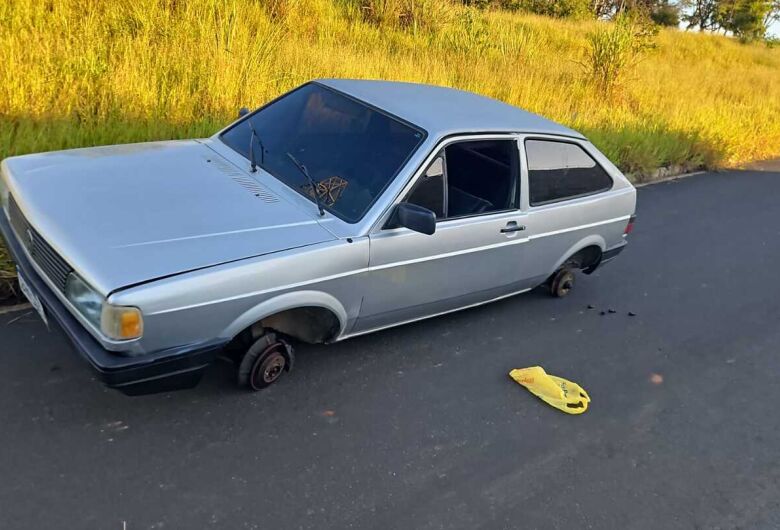 Carro é encontrado sem rodas na região do Ipê Mirim
