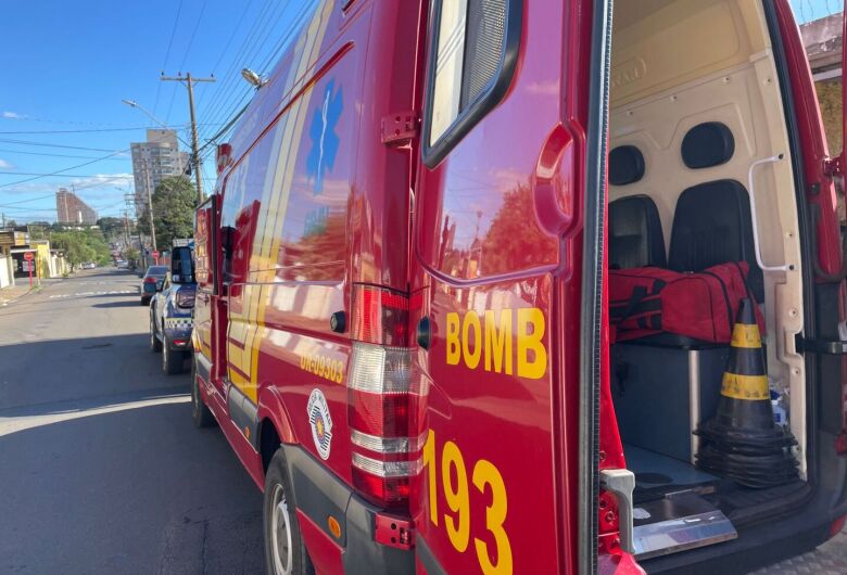 Idosa é socorrida pelos bombeiros após sofrer queda dentro de casa