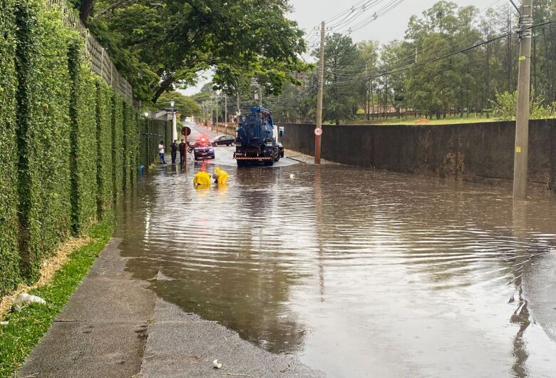 Alagamento causa transtornos no trânsito na Vila Nery na manhã desta segunda-feira