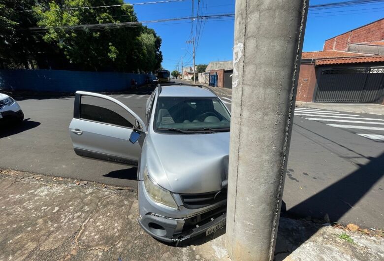 Mulher perde o controle de Saveiro e colide contra poste após passar mal