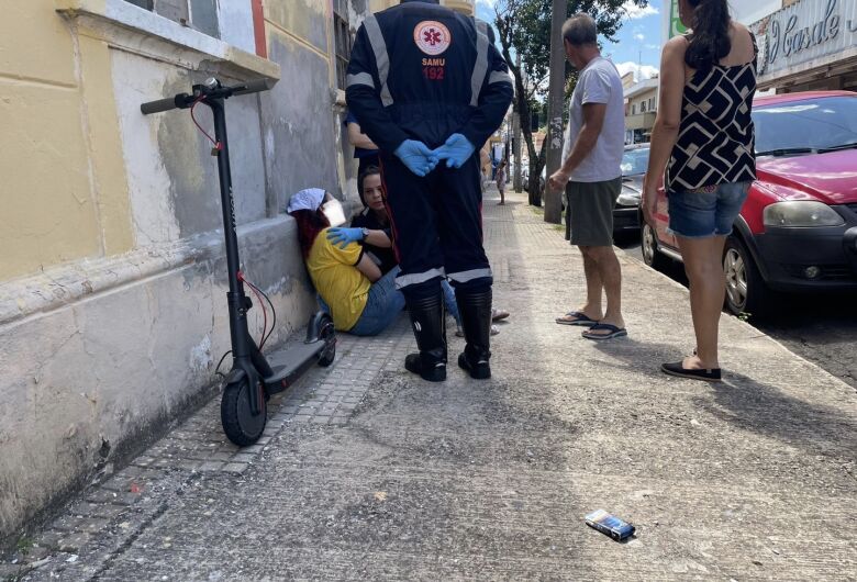 Jovem fica ferido após colisão entre patinete elétrico e carro em São Carlos