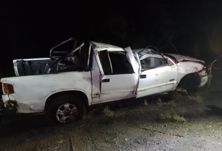 Motorista morre após utilitário bater em defensa e capotar na SP-197