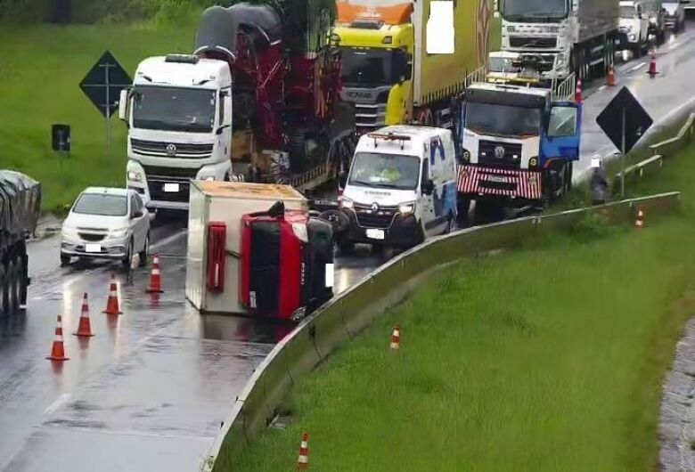 Caminhão tomba na Washington Luís