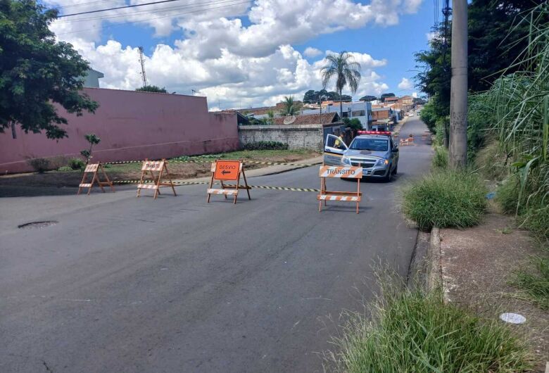 Risco de erosão leva SAAE a interditar trecho no cruzamento no Santa Felícia
