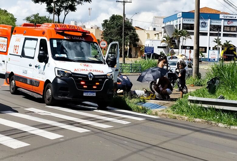 Motociclista fica ferida após colisão na rotatória do Kartódromo