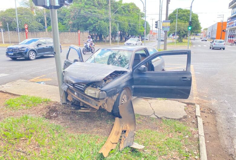 Desrespeito à sinalização causa acidente com dois carros no Cruzeiro do Sul 