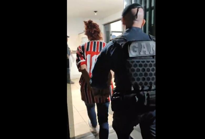 Mulher foragida por roubo é capturada pela Guarda Municipal