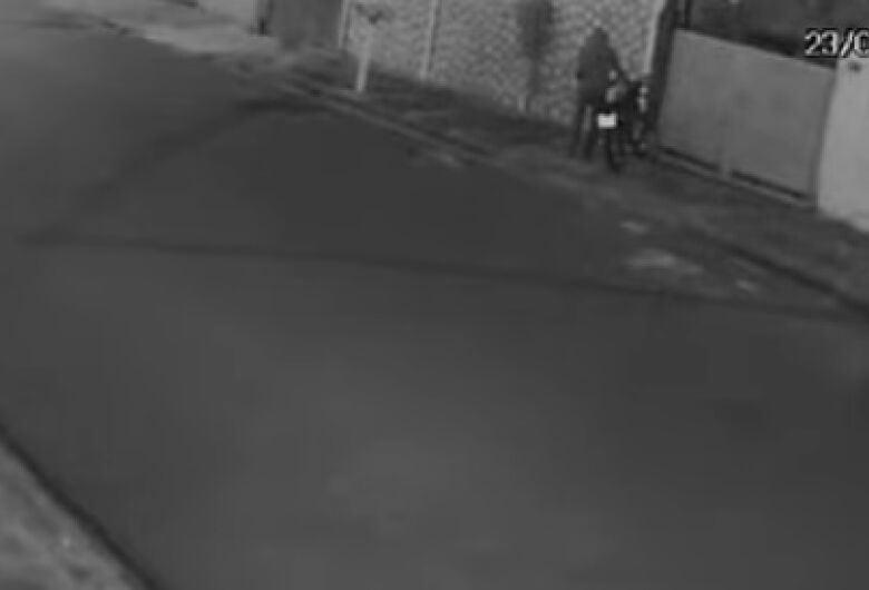 Moto é furtada no bairro Arnon de Mello; veja vídeo