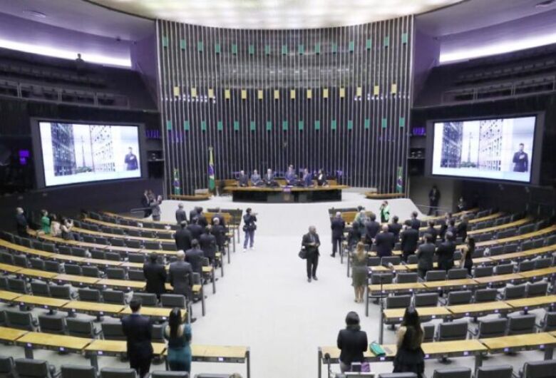 Pesquisa da USP mostra que mudança de partido altera em até 30% o discurso de deputados