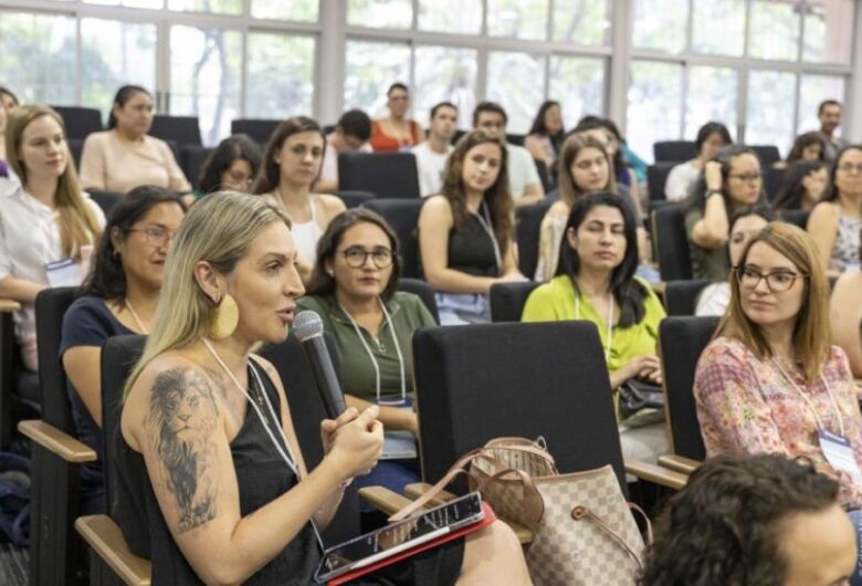 Pesquisadora formada na USP é premiada por estudo sobre matemática antirracista