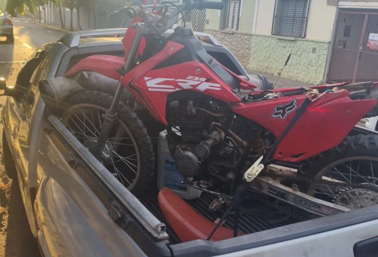 Adolescente é detido após desobedecer ordem policial e quase atropelar PM 