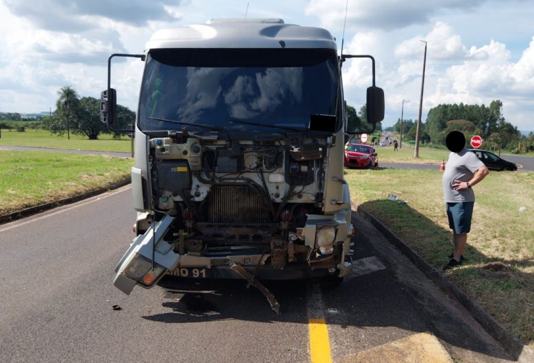 Colisão entre carreta e carro deixa uma vítima fatal na SP-215