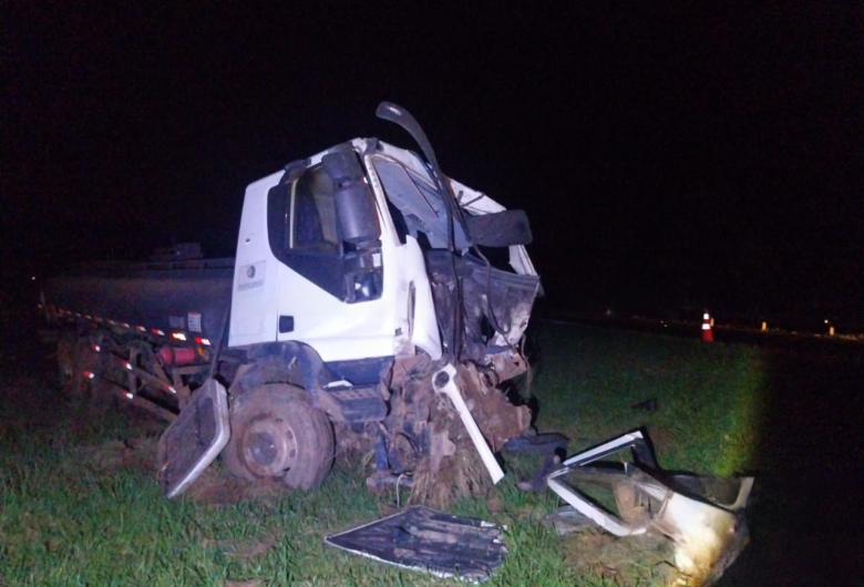 Motorista morre após colisão entre caminhões na SP-330