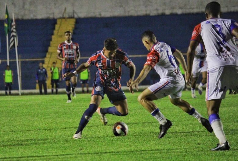 São-Carlense empata sem gols na estreia de novo treinador e sobe na tabela