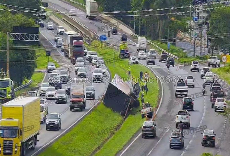 Carreta tomba na Washington LuÃs