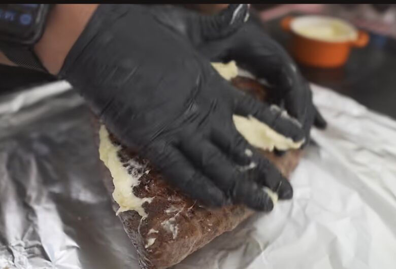 Não é só tempero: o detalhe que deixa a carne muito mais suculenta