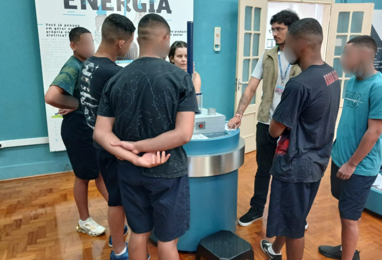 Jovens da Fundação CASA têm dia de aprendizado no centro científico da USP em São Carlos