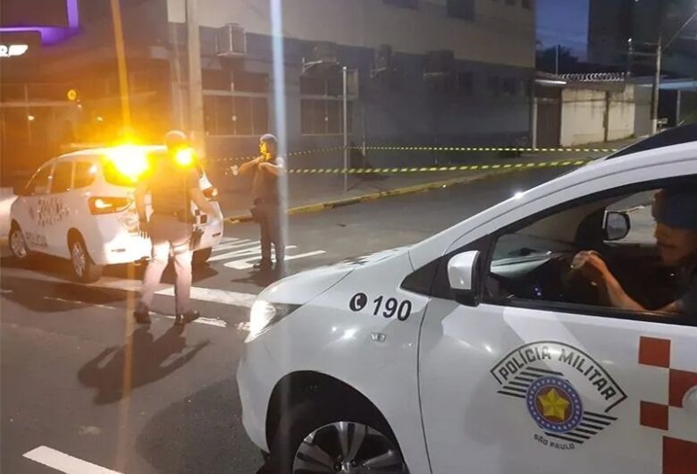 Homem é baleado após se envolver em confusão em casa noturna