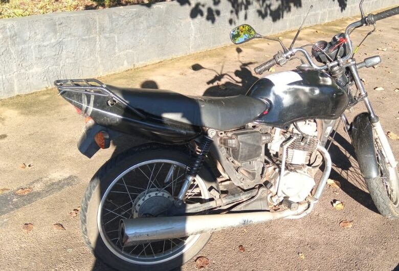 Jovem é preso por receptação e adulteração de veículo em estacionamento de supermercado