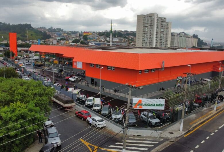 Atacadão inaugura mega loja e gera 450 empregos 
