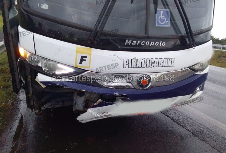 Carro perde controle após derramamento de carga e é atingido por ônibus na Washington Luís