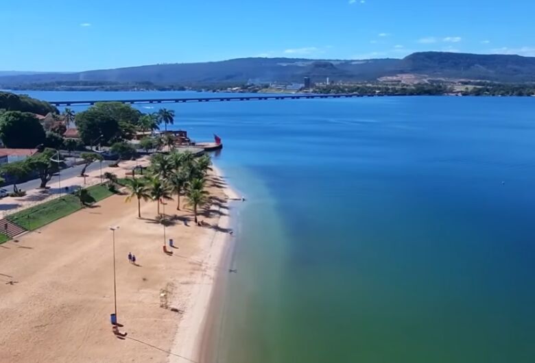 Praia sem mar? Cidade do interior surpreende turistas com águas tranquilas e areia