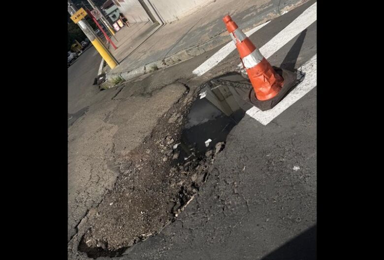 Moradores reclamam de buraco na esquina no Cidade Aracy