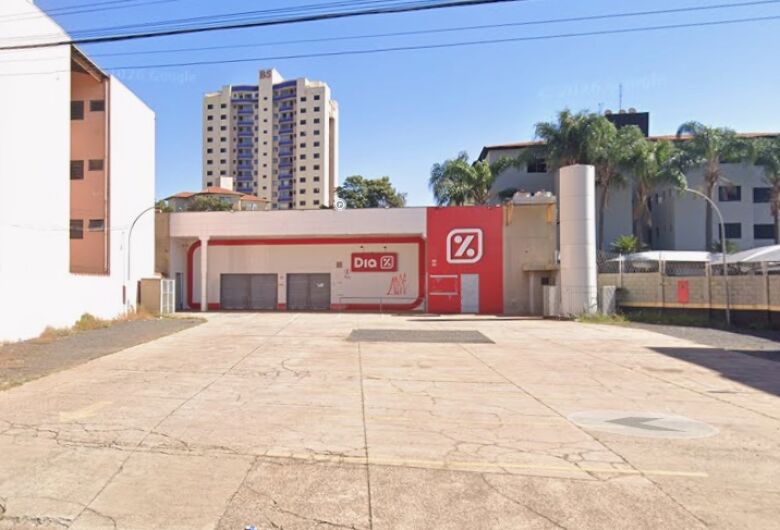 Ladrões encostam caminhões e furtam telhado de antigo supermercado