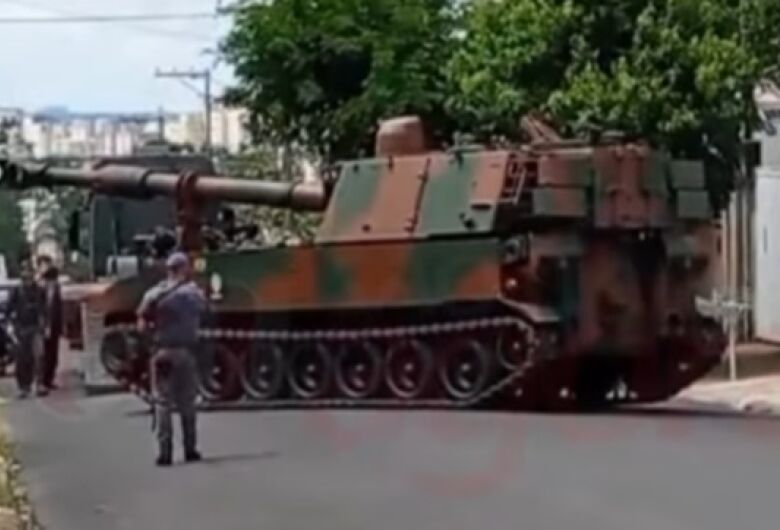 Tanque do Exército chama atenção em rua do Santa Felícia; veja vídeo 