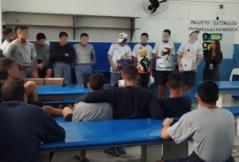 Adolescentes da Fundação CASA em São Carlos se formam e mostram suas criações em formatura do Senac