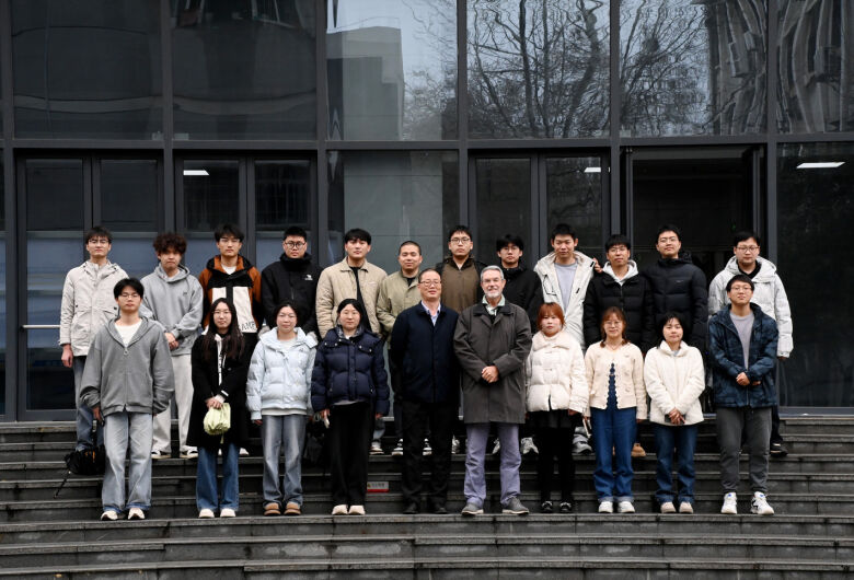 Professor da UFSCar firma parceria internacional com universidade chinesa na área de vidros