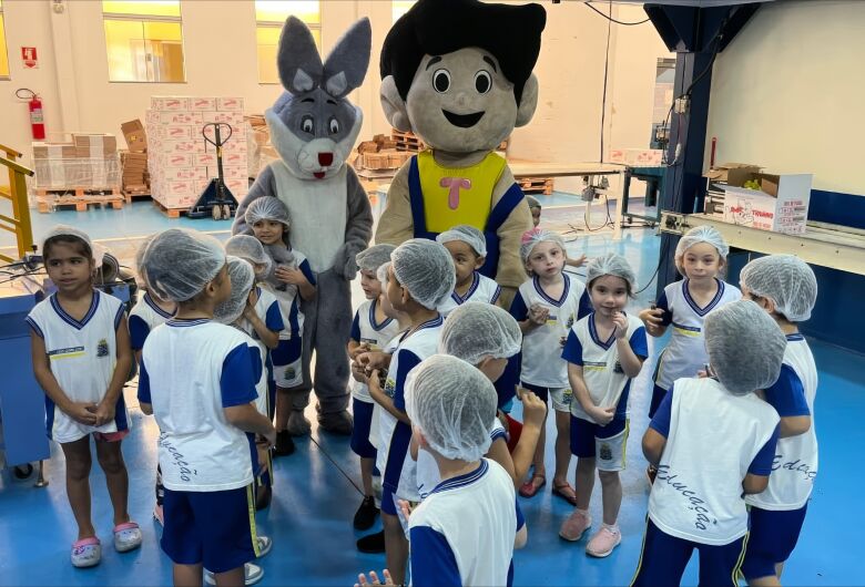 Alunos da CEMEI Lauro Monteiro visitam fábrica de chocolates Tiquinho e vivem manhã especial
