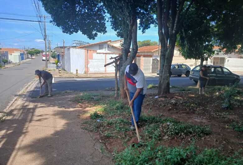 Igreja promove limpeza de praça no Jardim Beatriz e realiza culto com sopão gratuito