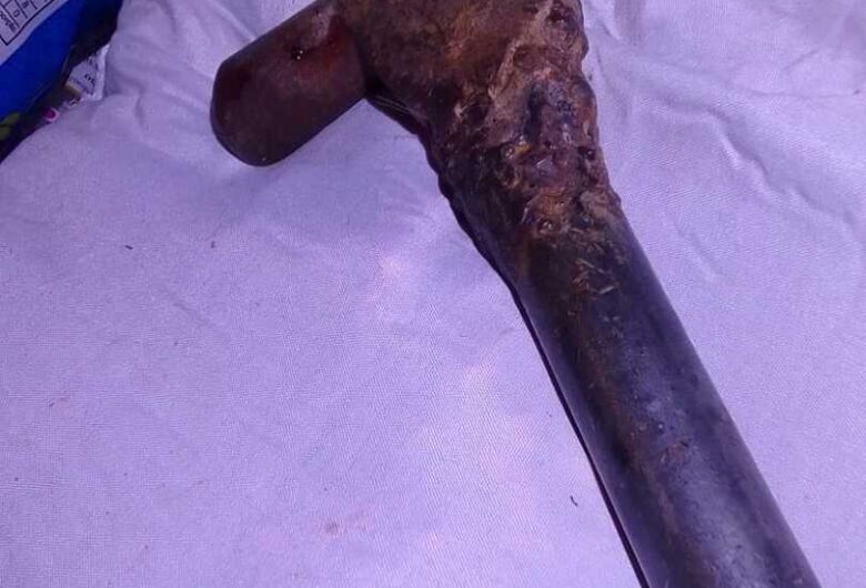 Mulher é presa pela PM após agredir companheiro com golpes de martelo na região